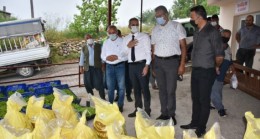 TARSUS BELEDİYESİ DOLU YAĞIŞININ YARALARINI SARIYOR  Tarsus Belediye Başkanı Dr. Haluk BOZDOĞAN; 7 TON GÜBRE ve 50 BİN ATA TOHUMUNDAN FİDEYİ Ücretiz Olarak ÇİFTÇİYE Dağıttırdı