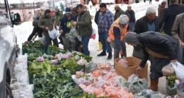 TARSUS Belediyesi Yoğun KAR Koşullarında Yolları Açarak KÖYLERE Gıda Yardımı Ulaştırdı