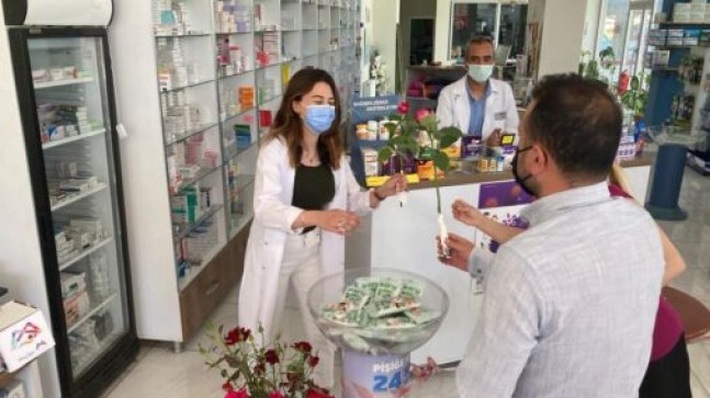 TARSUS CHP 14 MAYIS Dünya Eczacılık Günü Dolayısıyla Hafta Sonu Eczane Ziyaretlerinde Bulundu