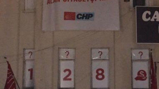 CHP TARSUS İLÇE BİNASINA PANKART ASILARAK “MAFYADAN AYLIK 10 BİN $ ALAN SİYASETÇİ KİM?” SORUSU SORULDU