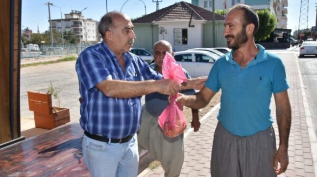 TARSUS Belediyesi ÜRETİCİDEN ALIYOR DAR GELİRLİ VATANDAŞLARA ÜCRETSİZ Veriyor