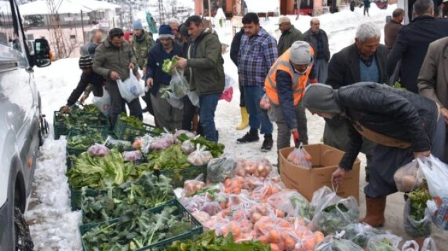 TARSUS Belediyesi Yoğun KAR Koşullarında Yolları Açarak KÖYLERE Gıda Yardımı Ulaştırdı