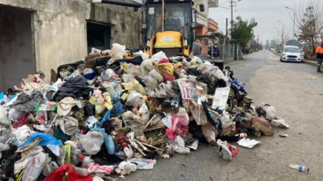 TARSUS Belediyesi, Yunus Emre Mahallesindeki Evden 3 KAMYON ÇÖP Çıkardı