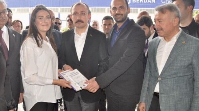 Tarsuslu AKADEMİ Derneği Başkanı ve Başkan Yardımcısı TİCARET Bakanına Kitaplarını Sundular
