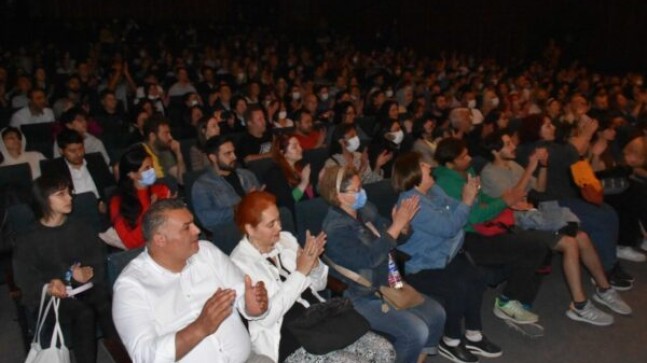 ANKARALILAR’DAN TARSUS Belediyesi Şehir Tiyatrosuna Yoğun İlgi