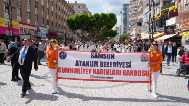 SAMSUN CUMHURİYET KADINLARI BANDO TAKIMI TARSUS SOKAKLARINI RENKLENDİRDİ