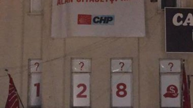 CHP TARSUS İLÇE BİNASINA PANKART ASILARAK “MAFYADAN AYLIK 10 BİN $ ALAN SİYASETÇİ KİM?” SORUSU SORULDU