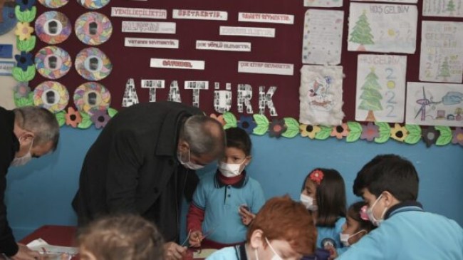 TARSUS Belediye Başkanı Dr. Haluk BOZDOĞAN, Öğrencilere Karnelerini Dağıttı ve KİTAP Hediye Etti