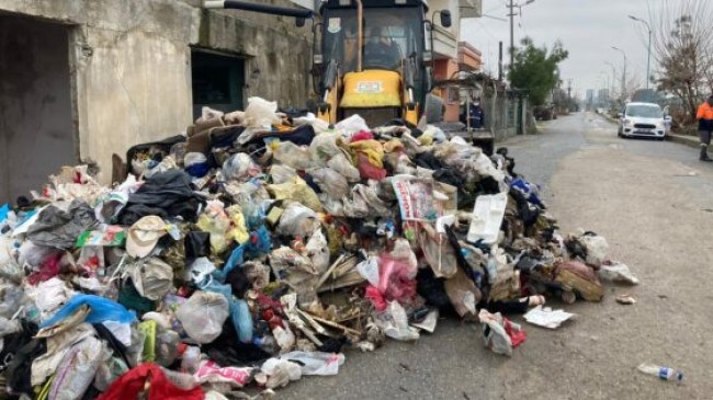 TARSUS Belediyesi, Yunus Emre Mahallesindeki Evden 3 KAMYON ÇÖP Çıkardı