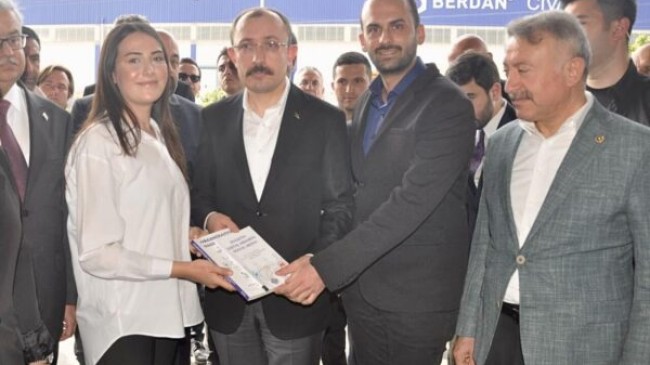 Tarsuslu AKADEMİ Derneği Başkanı ve Başkan Yardımcısı TİCARET Bakanına Kitaplarını Sundular