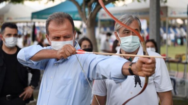 MERSİN Büyükşehir Belediye Başkanı Vahap SEÇER; GENÇLERLE BİRLİKTE PEDAL ÇEVİRDİ, OK ATTI, SATRANÇ OYNADI, Bir Çok Spor Etkinliklerine Katıldı