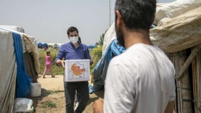 MERSİN Büyükşehir Belediyesi ZOR Günlerde Mevsimlik TARIM İŞÇİLERİNİ Daima Ziyaret Edip Yardımlarını Esirgemiyor. Sosyal Hizmetler Uyum Masası’ndan Çağan COŞKUNER Yardımları Kendi Elleriyle Dağıtıyor