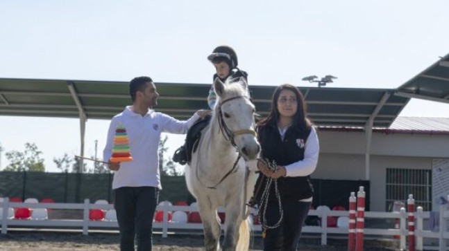 Başkan Vahap SEÇER; “Engelli Yurttaşlarımızın Hayatlarını Kolaylaştırmak İstiyoruz” dedi. At Gezileri, Paraşüt Biniciliği, Dağ Gezileri, Bisiklet, Sanat Çalışmalarıyla Engelliler Engelleri Aştı