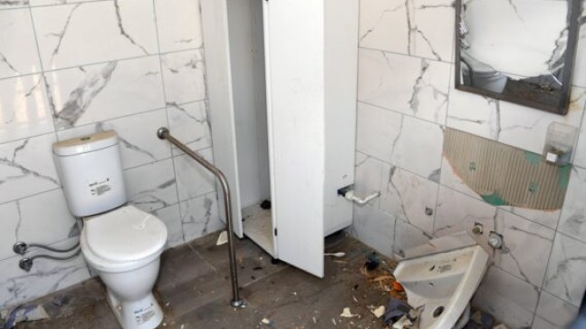 MERSİN Büyükşehir’in Vatandaşlar için Yaptığı Sahildeki Tesisler TAHRİP Edildi, EMEK ve MADDİ KAYNAK Heba Ediliyor