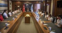MERSİN Büyükşehir Belediye Başkanı Vahap SEÇER, GSK Kadın Hentbol Takımı ile Sohbet Etti