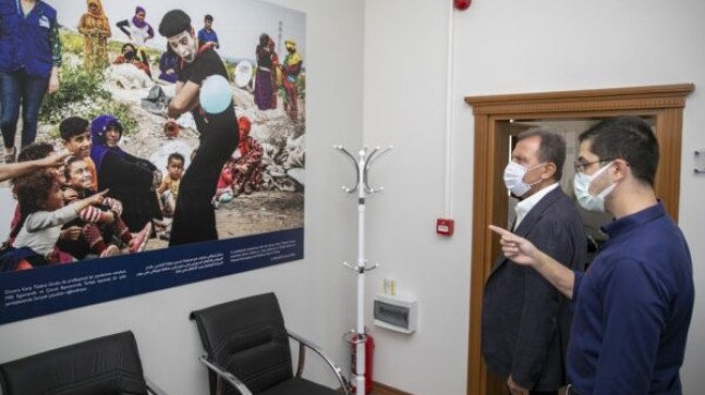 MERSİN Büyükşehir Belediye Başkanı Vahap SEÇER; “Yerli Nüfusumuzun % 25’i Sığınmacı, “El Yordamıyla Yapıyorlar” Desinler Diye Değil, Gerçekten Sonuç Alma Amacındayız. Mültecilerin Hayatına Dokunacak Sosyal Uyum Merkezinde Ortak Bir Dil Kullanacağız ”.