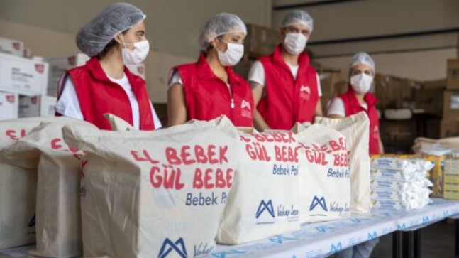 MERSİN Büyükşehir Belediyesi Sosyal Hizmetler Dairesi Başkanlığı; 15 BİN El Bebek Gül Bebek Paketi Dağıtımıyla 638 Aileye Destek Verdi. Yeni Doğan Bebeklere de Destekler Devam Ediyor.