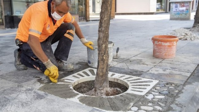MERSİN Büyükşehir Belediyesi; KALDIRIMLARI YENİLENİYOR, AĞAÇ DİPLERİNE KOMPOZİT IZGARALAR YERLEŞTİRİYOR