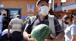 TARSUS Belediye Başkanı Dr. Haluk BOZDOĞAN; YOKSUL Vatandaşlara Üretici ile Birlikte Yardım Yapmaya Devam Ediyor. 10 TON KARPUZ Vatandaşlara Ücretsiz Dağıtıldı
