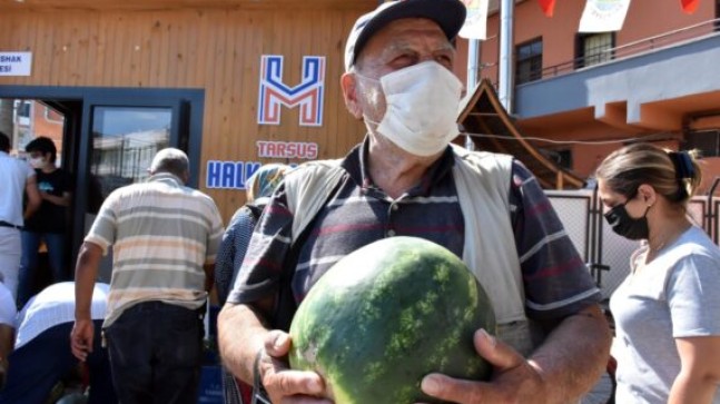 TARSUS Belediye Başkanı Dr. Haluk BOZDOĞAN; YOKSUL Vatandaşlara Üretici ile Birlikte Yardım Yapmaya Devam Ediyor. 10 TON KARPUZ Vatandaşlara Ücretsiz Dağıtıldı