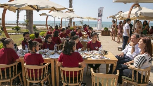 KIR ÇİÇEKLERİ Başkan Vahap SEÇER’e Babalar Günü Hediyesi Olarak KALPLERİNİ Verdi.  KIR ÇİÇEKLERİ; “Kocaman Kalbinizde Bizlere Yer Açtığınız İçin Sonsuz Minnettarız”,  Vahap SEÇER; “Bundan Büyük Bir Hediye Olamazdı Bugün Benim İçin”.