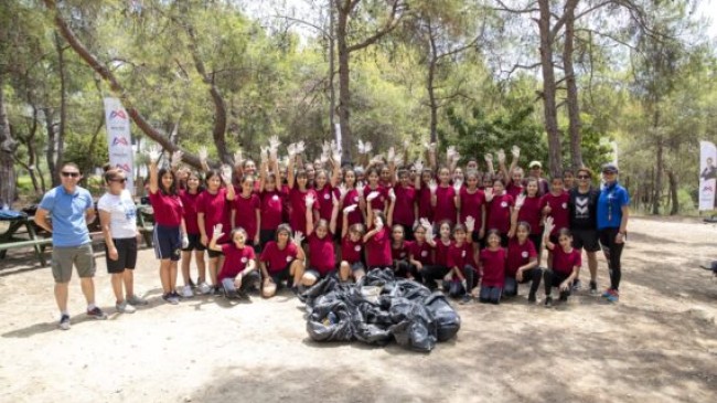 MERSİN Büyükşehir Belediyesi’nin Kız Çocukları KIR ÇİÇEKLERİ Ekibi Doğada Temizlik Yaptı