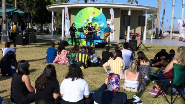 MERSİN Büyükşehir’den LGS Sonrası GENÇLERE KONSER ve İÇECEK İkramı Yapıldı