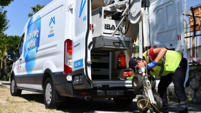 MERSİN Büyükşehir Belediye Başkanı Vahap SEÇER; “Adeta ANJİYO Yapıyoruz”. MESKİ Şirketi Yağmur Suyu Hatlarını Temizliyor, Su Taşkınları Tarihe Karışacak.