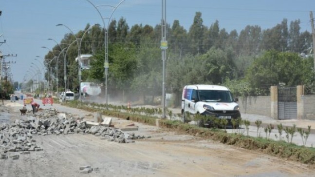 MERSİN Büyükşehir Belediyesi 2014 Öncesi Belde Belediyesi Olan, Son Yıllarda Belediye Hizmetinin Gitmediği YENİCE’nin CADDELERİNİ Yeniliyor