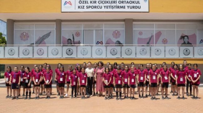 Meral SEÇER ve Neptün SOYER ‘KIR ÇİÇEKLERİ’ ile Buluştular