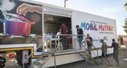 Mersin Büyükşehir Ekipleri Yangın Bölgesindeki Vatandaşlara Yemek Hizmeti Sunuyor