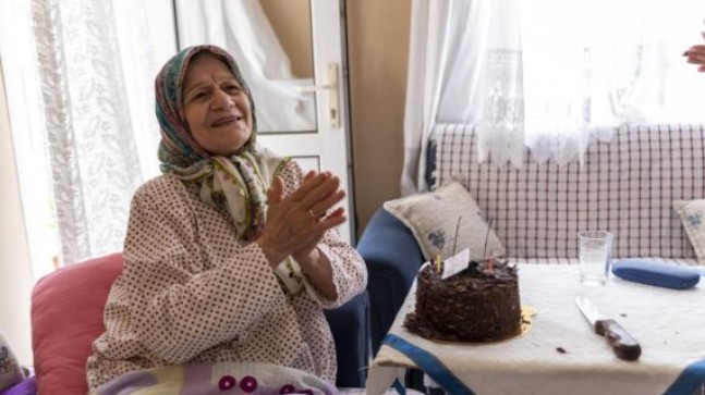 Mersin Büyükşehir Belediyesi Yalnız Yaşayan Vasfiye Teyzeye Doğum Günü Sürprizi Yaptı