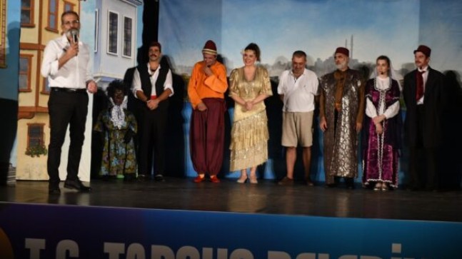 TARSUS Belediyesi’nin Cengiz KÜÇÜKAYVAZ ile AÇIK HAVADA Tiyatro Akşamları Devam Ediyor