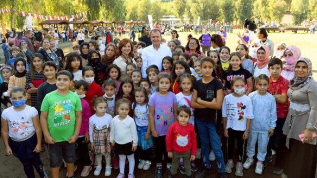 Meral ve Vahap SEÇER Çifti TARSUS Gençlik Kampında HALK GÜNÜ Etkinliğine Katıldı