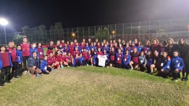 A MİLLİ KADIN FUTBOL TAKIMI, KIR ÇİÇEKLERİ İLE BULUŞTU