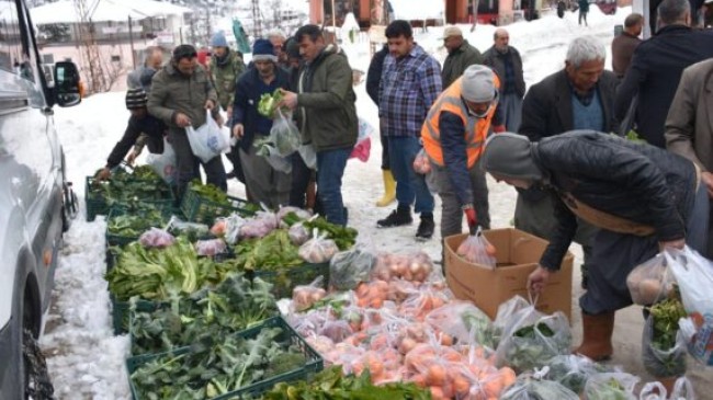 TARSUS Belediyesi Yoğun KAR Koşullarında Yolları Açarak KÖYLERE Gıda Yardımı Ulaştırdı