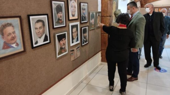 TARSUS Kaymakamı Kadit Sertel OTÇU, Dr. Oya GÖNEN’in Resim Sergisini İnceledi