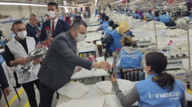 TARSUS Kaymakamı 8 Mart Dünya Emekçi Kadınlar Gününde, Emekçi Kadınlarımıza KARANFİL Dağıttı