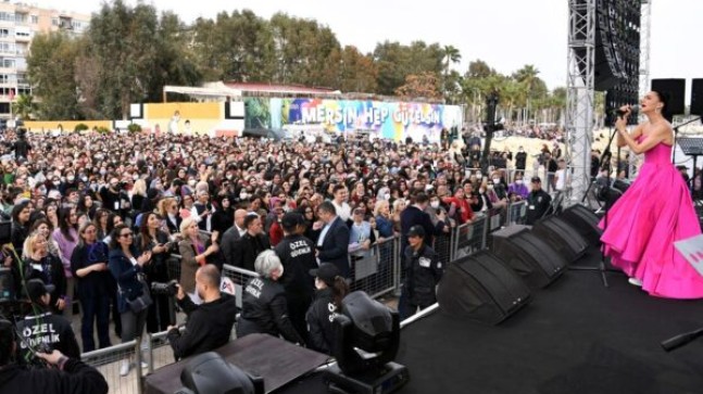 MERSİN Büyükşehir Şevval SAM Konserini Emekçi Kadınlara Hediye Etti