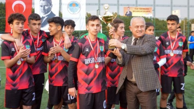 MERSİN Büyükşehir, 17 Mart Atatürk’ün Mersin’e Gelişinin 99. Yılında Futbol Turnuvası Düzenledi