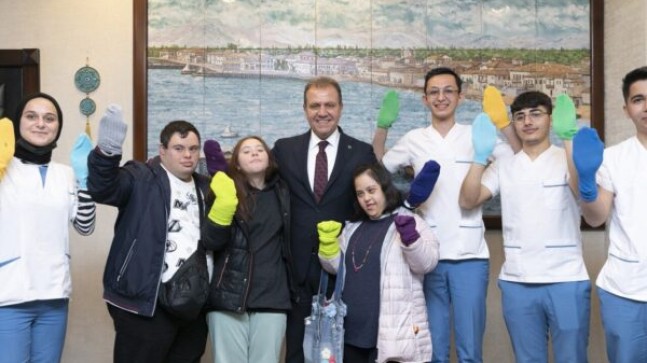 MERSİN Büyükşehir Belediye Başkanı Vahap SEÇER, RENKLİ Çoraplarla DOWN SENDROMU Çocuklarla FARKINDALIK YARATTI