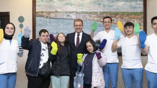 MERSİN Büyükşehir Belediye Başkanı Vahap SEÇER, RENKLİ Çoraplarla DOWN SENDROMU Çocuklarla FARKINDALIK YARATTI