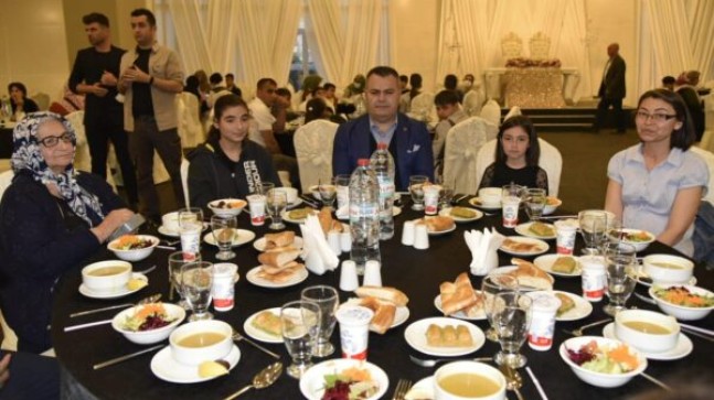 TARSUS Kaymakamı Kadir Sertel OTÇU, “Dünya Yetimler Günü”‘nde İftar Programı Hazırladı