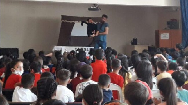 TARSUS Kaymakamlığı 23 Nisan Şenliklerinde Okullarımızda Tiyatro Gösterileriyle Çocukları Güldürmeye Devam Ediyor