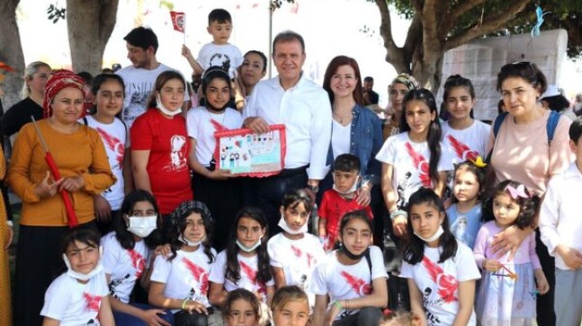 Vahap SEÇER ve Meral SEÇER, ÇOCUKLARIN 23 NİSAN SEVİNCİNE ORTAK OLDU
