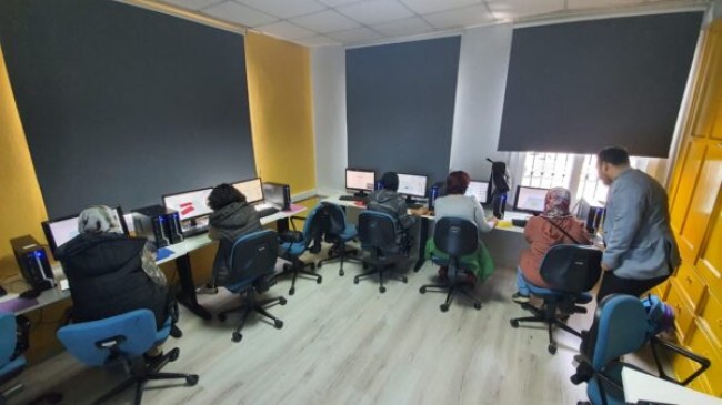 MERSİN Büyükşehir, Tarsus Kadın ve Çocuk Bilim Teknoloji Atölyesinde 3 Boyutlu Tasarım Dersi Veriyor