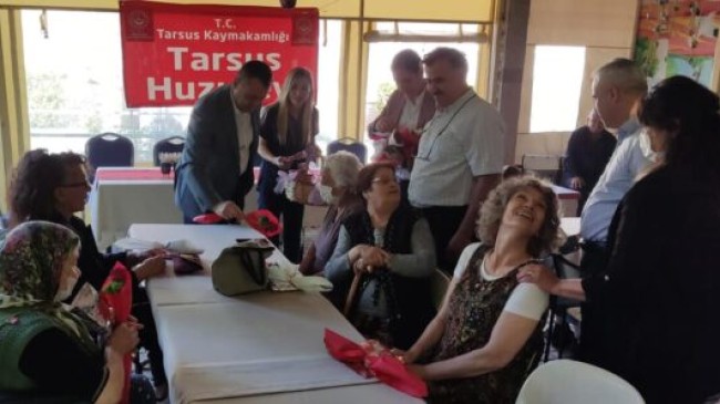 TARSUS Kaymakamı Kadir Sertel OTÇU; ANNELER Gününde Anneleri Ziyaret Etti