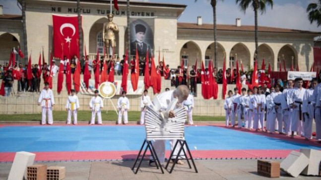 Vahap SEÇER: “19 MAYIS KURTULUŞUN İLK ADIMININ ATILDIĞI GÜNDÜR”.