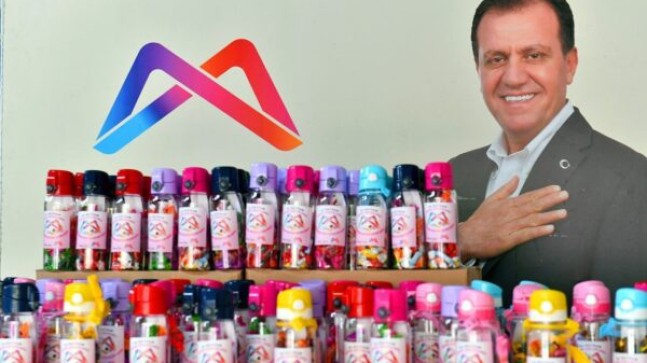 MERSİN Büyükşehir’den  Bayramda Çocuklara 60 BİN Matara’da Şeker Dağıtılıyor