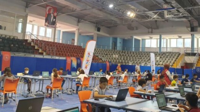 TARSUS Kaymakamı Kadir Sertel OTCU, Tarsus Kapalı Spor Salonunda “Debe yap Atölyelerinde” Öğrencileri Ziyaret Etti